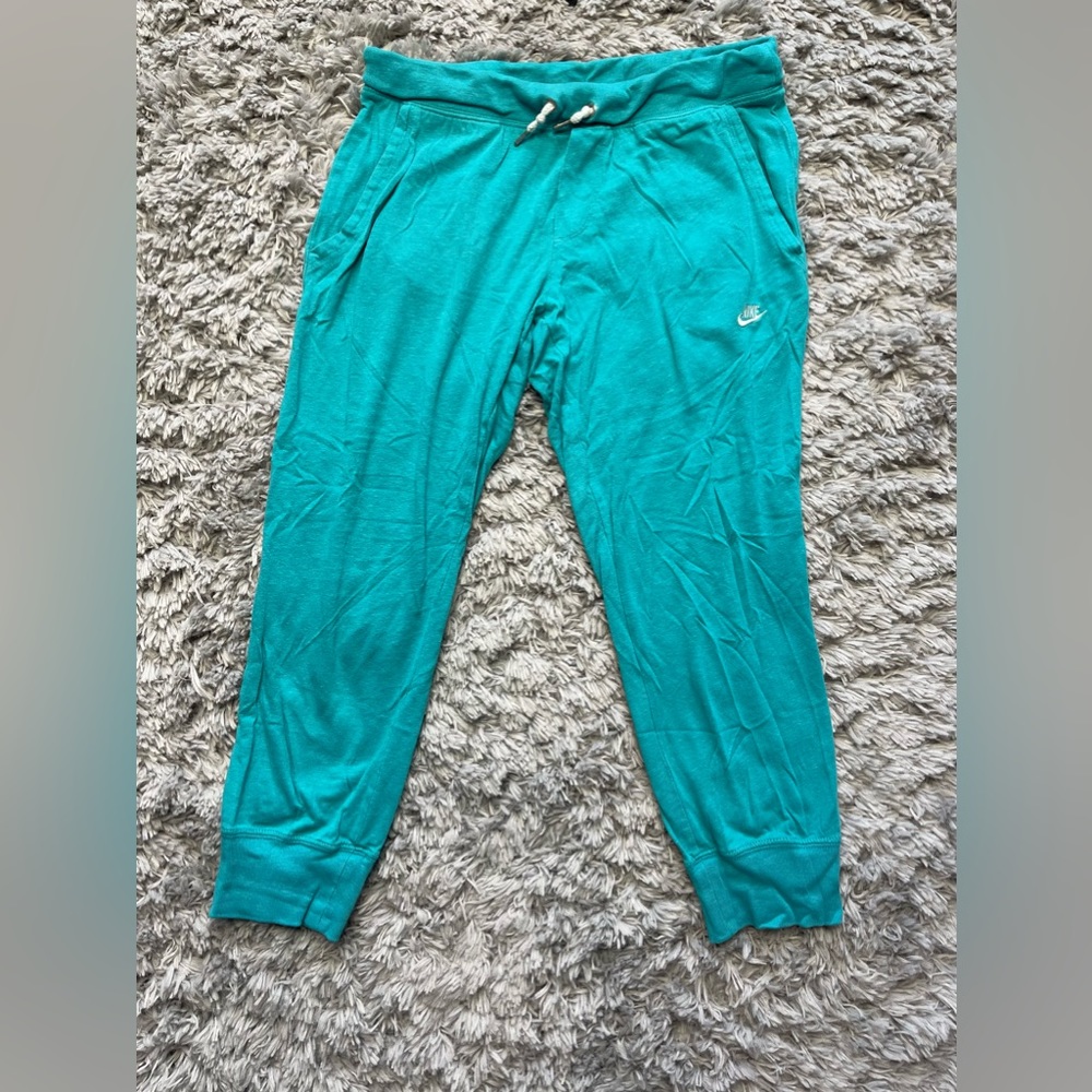 Nike Women’s Cropped Joggers Size Medium